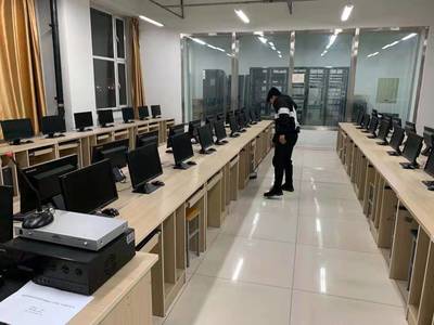 計算機學院學生黨員開展志愿服務活動，用專業技能服務師生